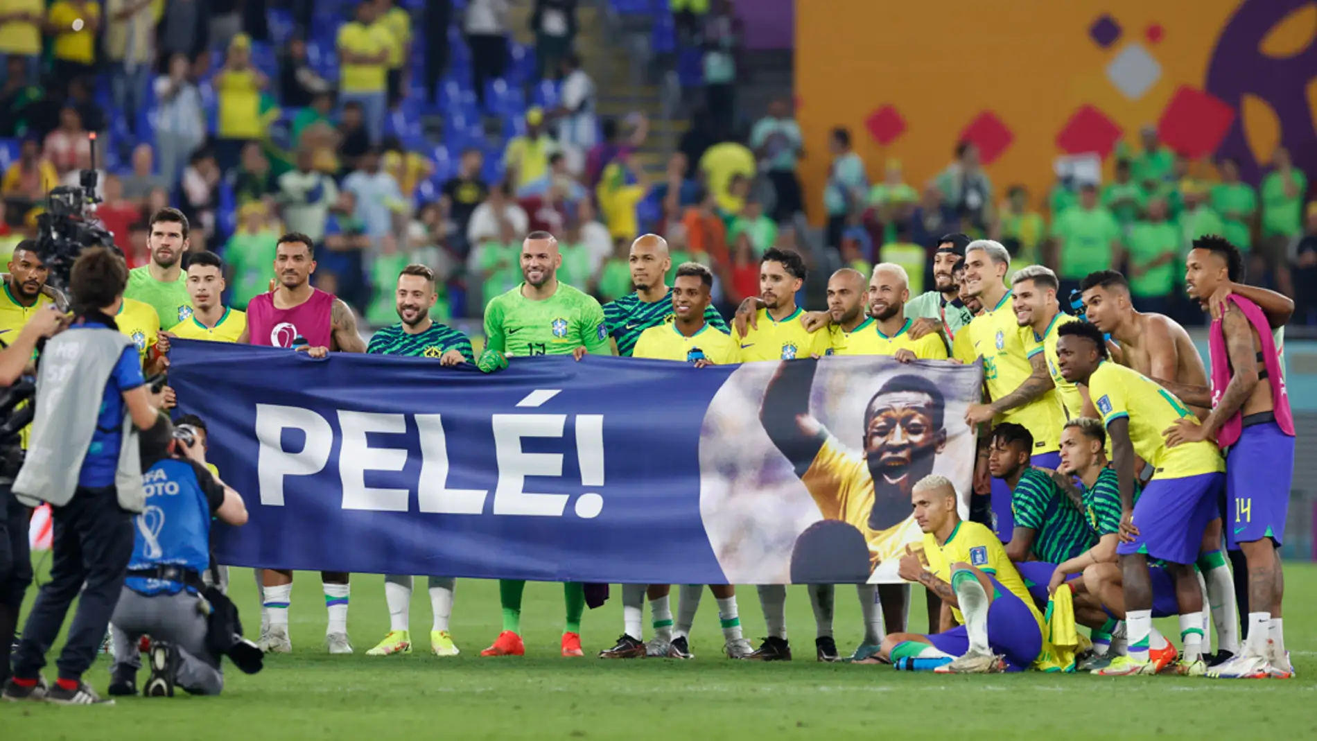 Imagen de archivo de la selección de Brasil con una pancarta de apoyo a Pelé