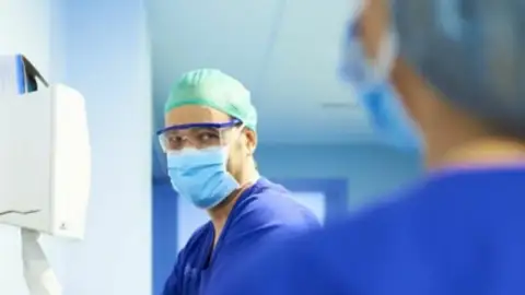 Pablo Martínez, director médico de KLINIK PM Pablo Martínez en Más de Uno Alicante