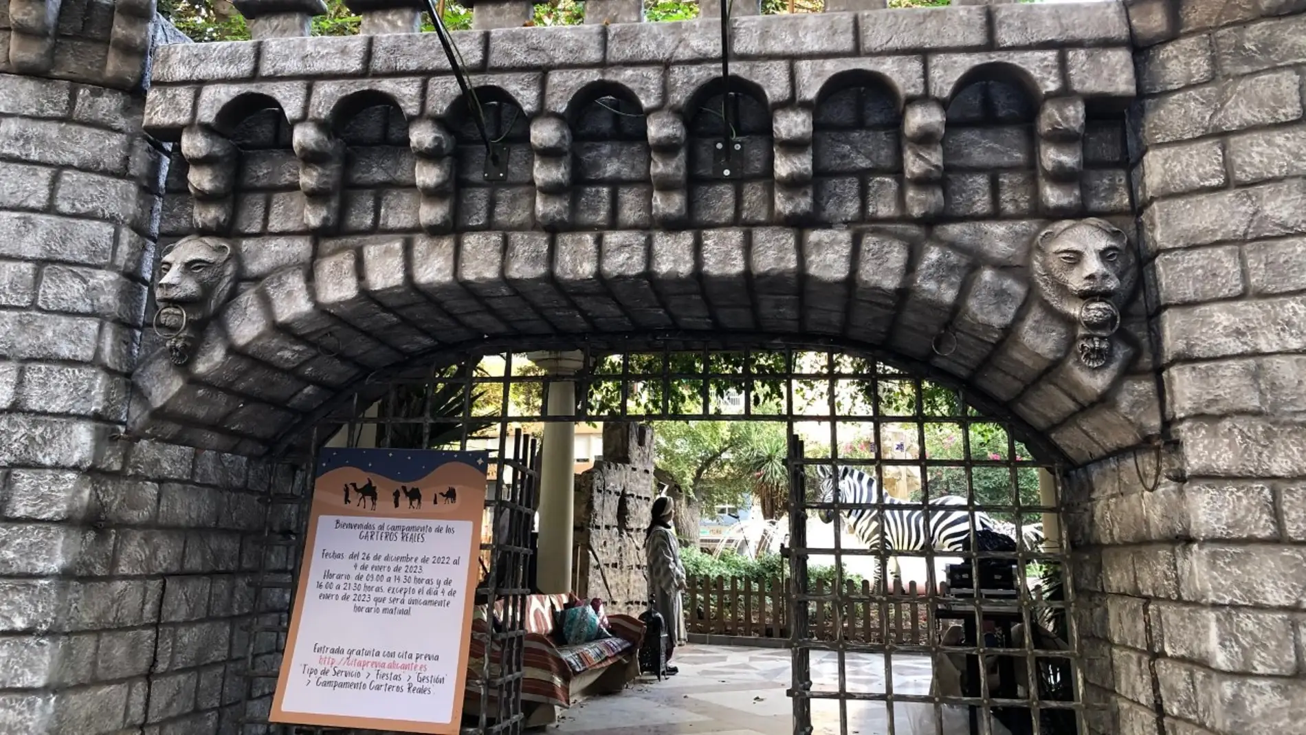 Puerta de entrada al Campamento de los Carteros Reales en la plaza de Gabriel Miró 