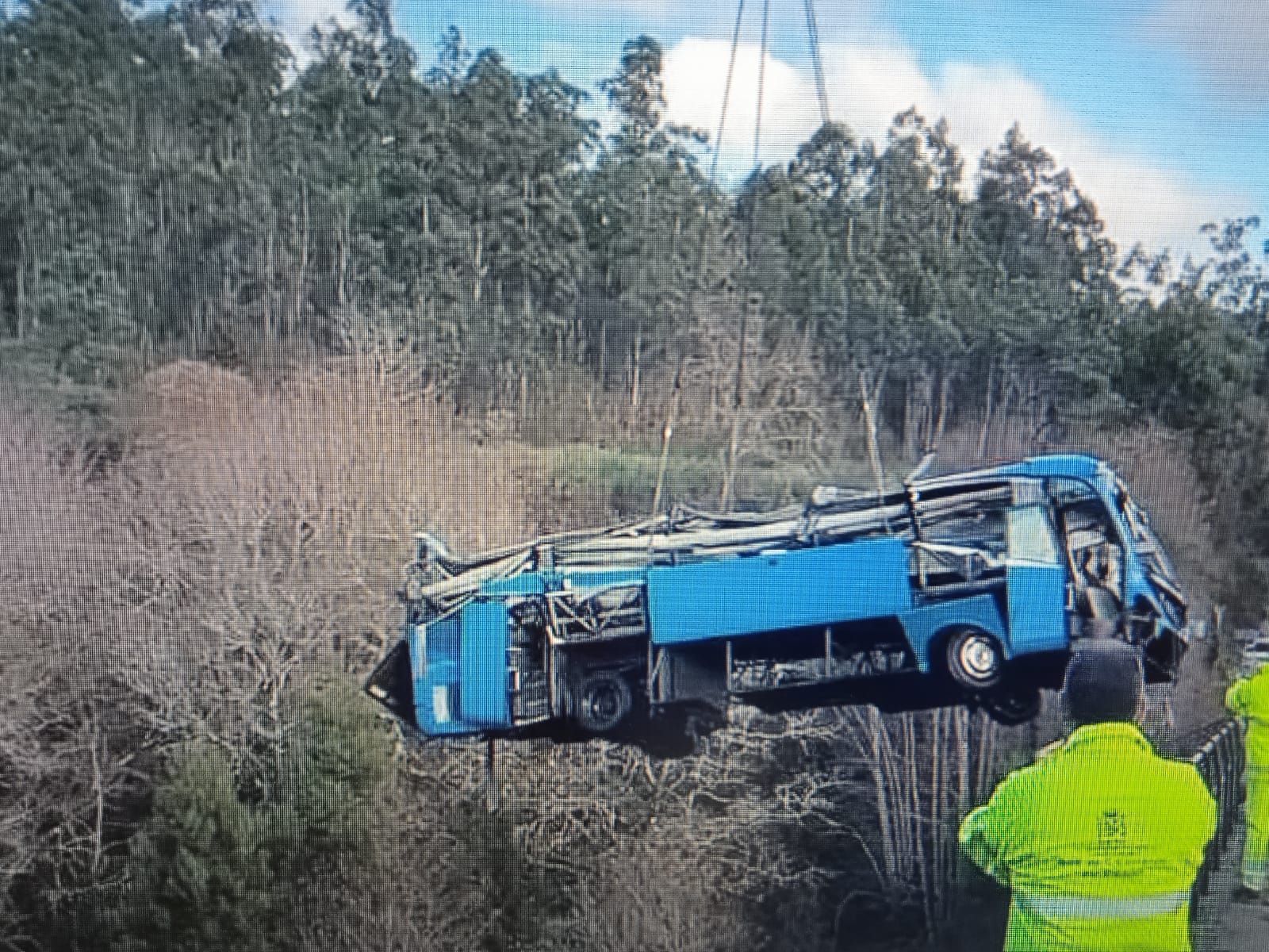 Retirado del Lérez el autobús accidentado en Nochebuena Retirado del Lérez el autobús accidentado en Nochebuena