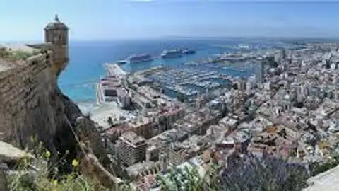 Vista parcial de Alicante desde el Castillo de Santa Bárbara Vista parcial de Alicante desde el Castillo de Santa Bárbara