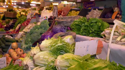 Imagen de archivo de un puesto de hortalizas en un mercado. Imagen de archivo de un puesto de hortalizas en un mercado.