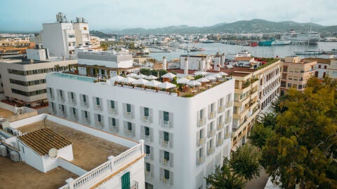 The Standard Hotel Ibiza, en pleno corazón de Vila, a las puertas de Vara de Rey y a un paso del puerto