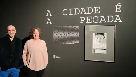 Facemos unha visita guiada en compañía do comisario, Alfredo Olmedo, e a concelleira de Cultura, Carme Fouces. Trasladamos os nosos micros ata a Sala de Exposicións do Pazo da Cultura de Pontevedra para percorrer os diferentes espazos da mostra “A cidade é a pegada”