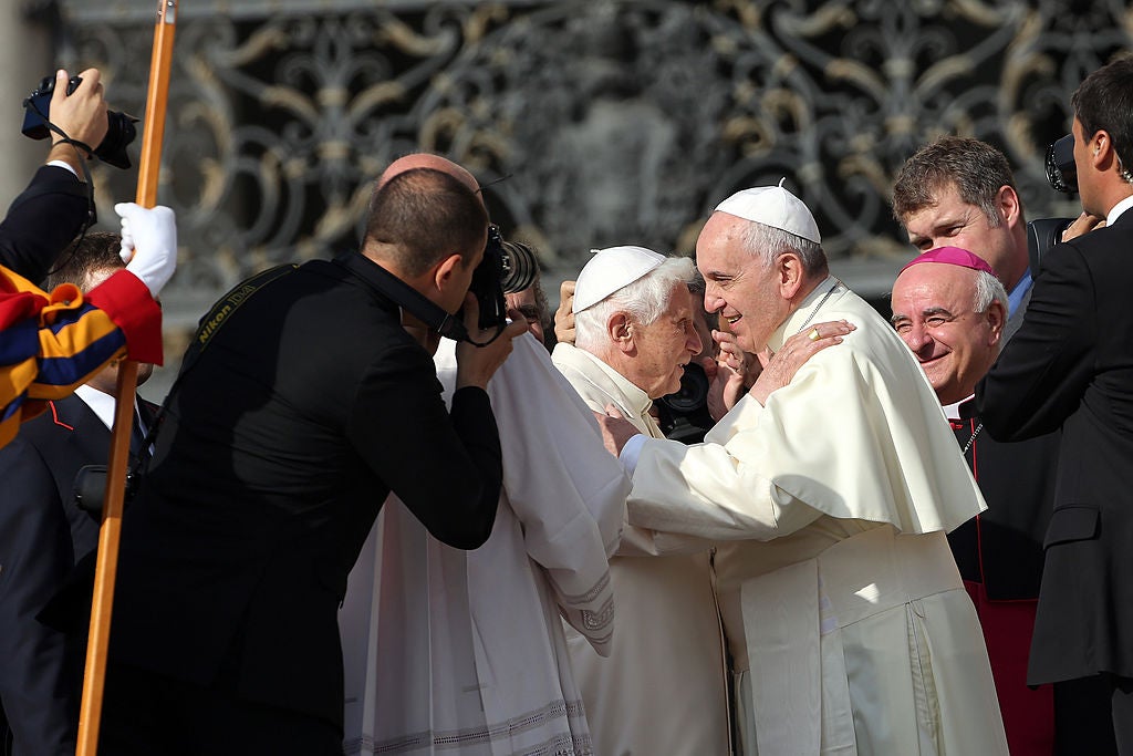 El papa Francisco pide rezar por Benedicto XVI: "Está muy enfermo" El papa Francisco pide rezar por Benedicto XVI: "Está muy enfermo"