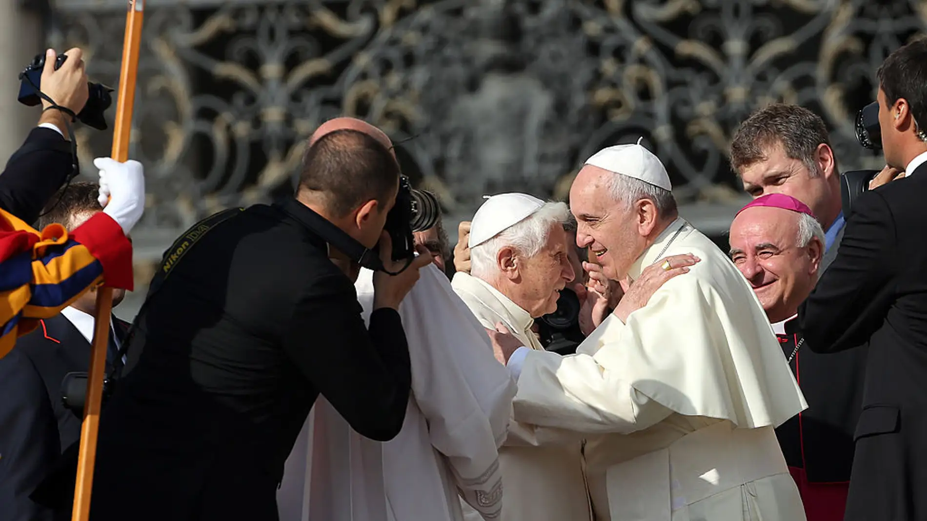 Abrazo entre el papa Francisco y Benedicto XVI.
