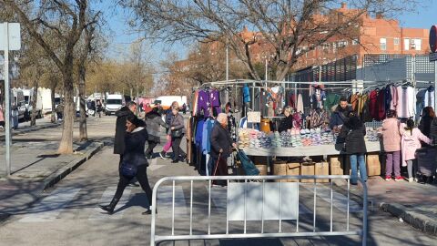 Los comerciantes del mercadillo de Torrej&oacute;n de Ardoz calculan un 70% de p&eacute;rdidas por los efectos de las M&aacute;gicas Navidades