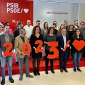 La cúpula del PSIB-PSOE, encabezada por Francina Armengol, Catalina Cladera y Josep Marí 'Agustinet', posan ante los medios antes de recibir el nuevo año 2023