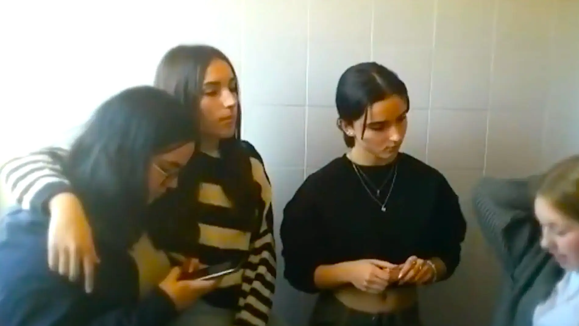Varias alumnas participantes en el vídeo del proyecto premiado
