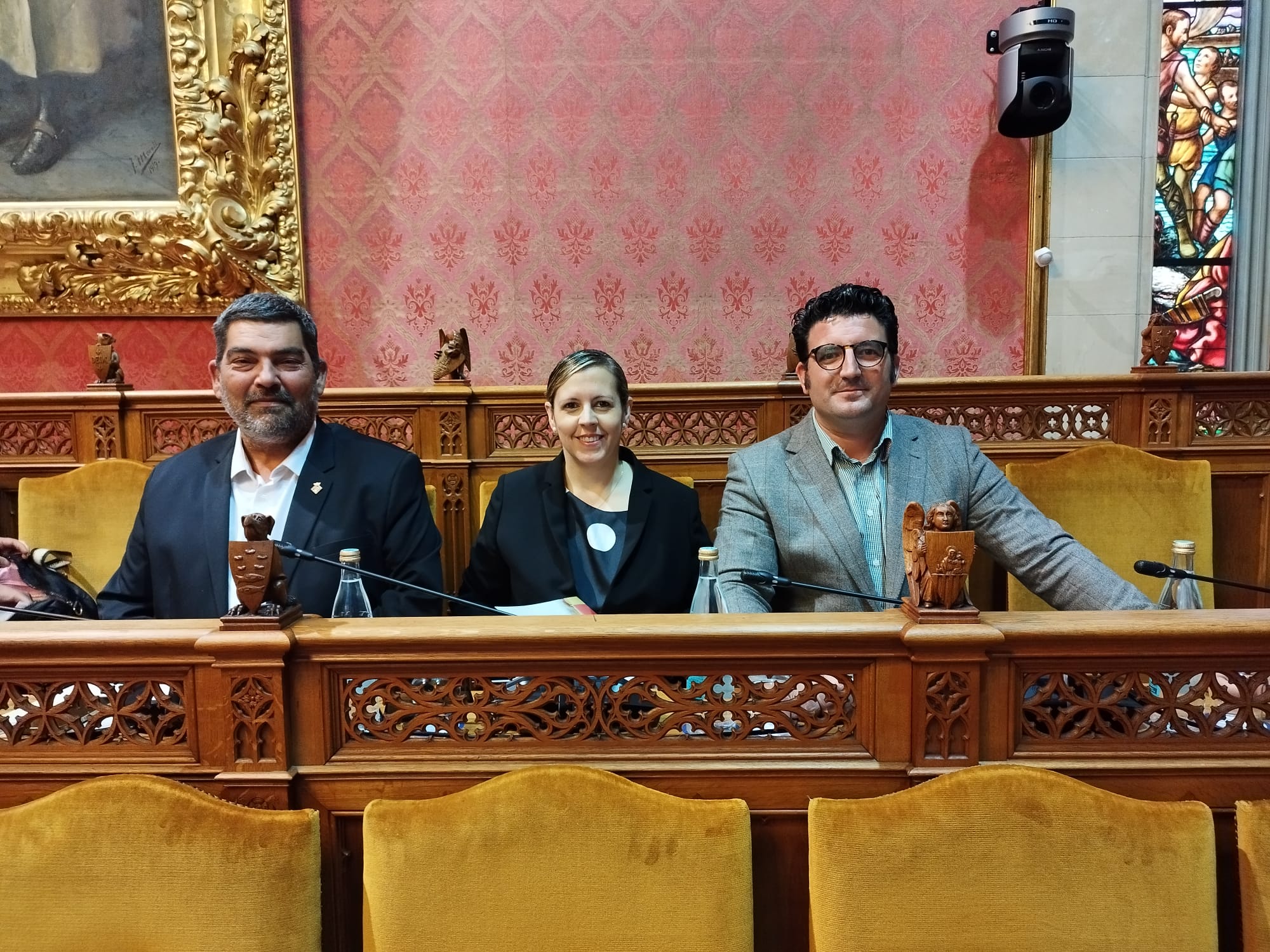 Vox se enfrenta a la presidenta del Consell de Mallorca, Catalina Cladera, durante la aprobación del presupuesto insular Vox se enfrenta a la presidenta del Consell de Mallorca, Catalina Cladera, durante la aprobación del presupuesto insular