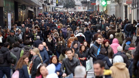 Imagen de archivo de una multitud en la calle de Preciados, en Madrid.