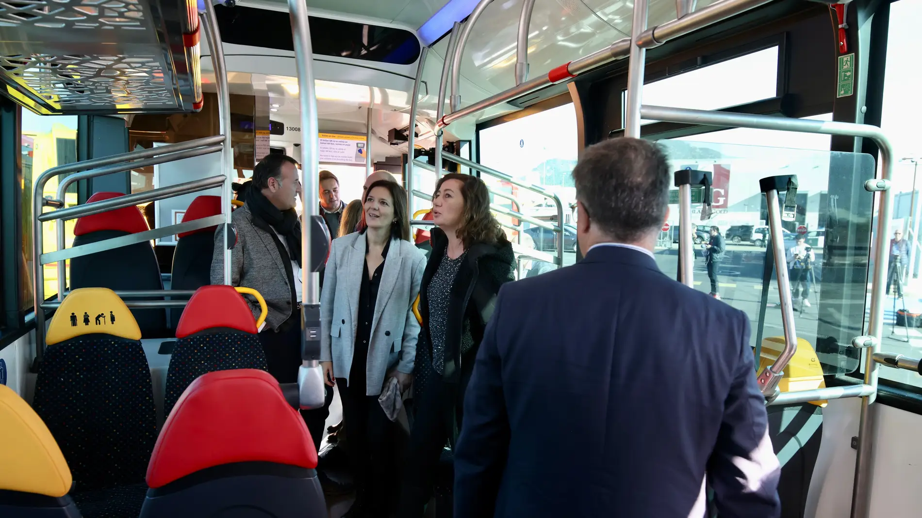 La presidenta del Govern, Francina Armengol, y otras autoridades, visitan las cocheras de la flota de autobuses de Moventis, en el polígono Son Bugadelles de Calvià
