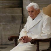 El papa Benedicto XVI, en la basílica de San Pedro del Vaticano en 2015
