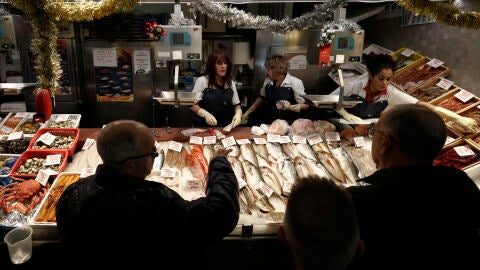Personas comprando en un mercado de Navarra