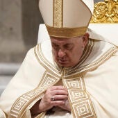 El papa Francisco en la Basílica de San Pedro tras el fallecimiento de Benedicto XVI