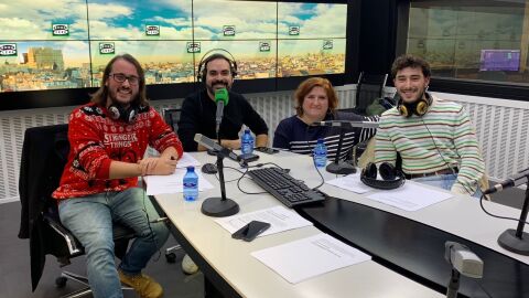 Parte del equipo de Kin&oacute;tico durante el programa del 1 de enero de 2023, con David Martos, Eneko Ruiz Jim&eacute;nez, Mar&iacute;a P&eacute;rez y Alberto Vandenbroucke