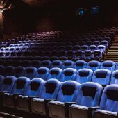 Sala de cine de gran capacidad, minutos antes del comienzo de la sesión y de llenarse de espectadores