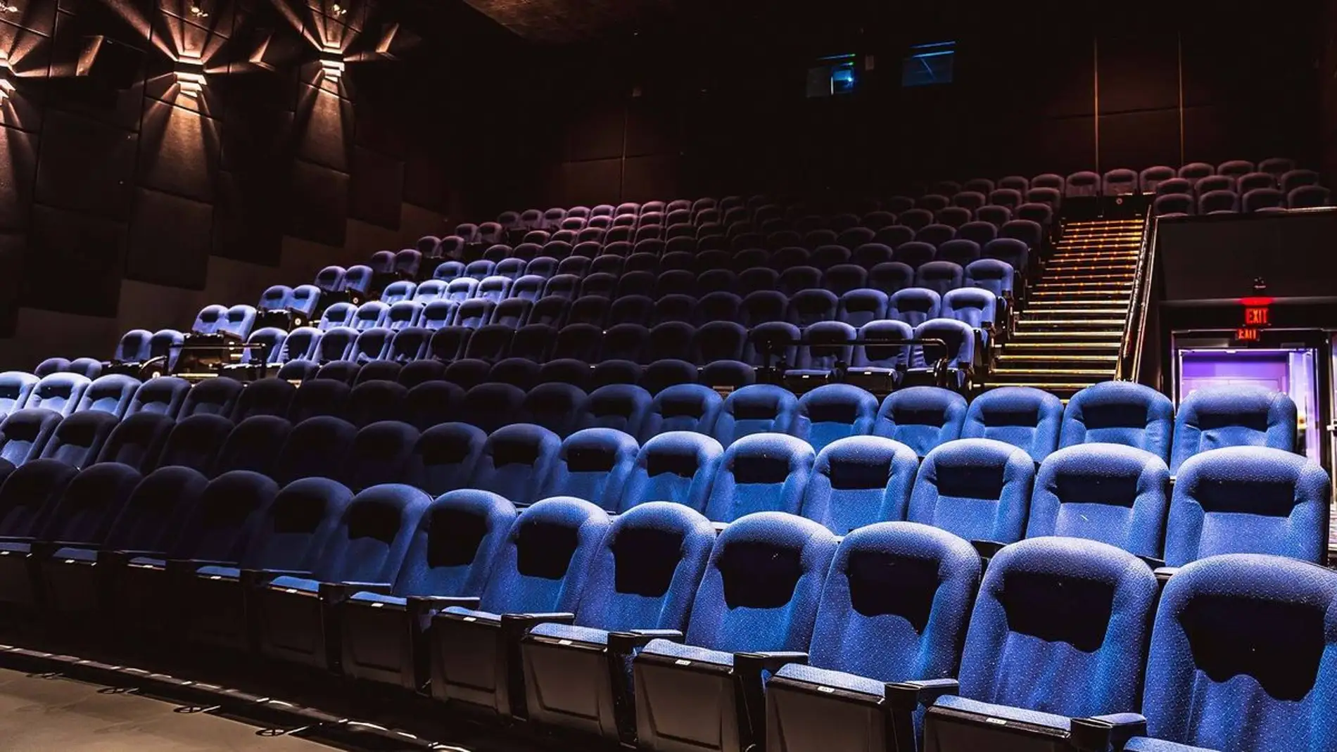 Sala de cine de gran capacidad, minutos antes del comienzo de la sesión y de llenarse de espectadores