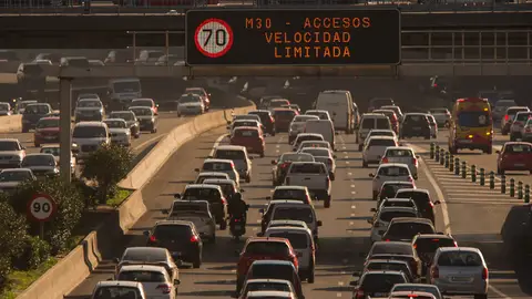 Vehículos circulando por la M-30 de Madrid El Ayuntamiento de Madrid avisa: los coches que ya no podrán circular por la M30