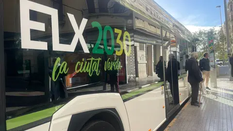 Uno de los autobuses híbridos de Elche Uno de los autobuses híbridos de Elche
