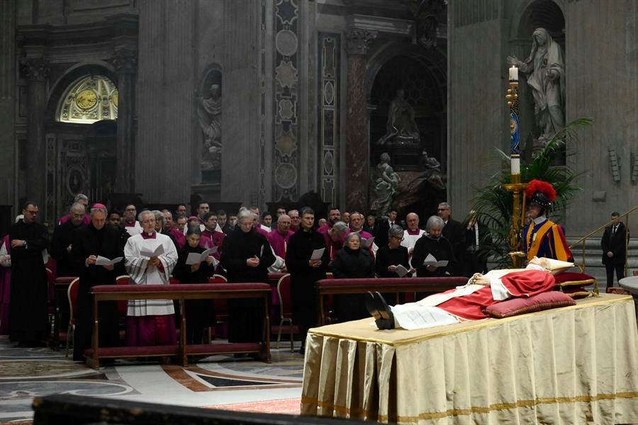 La Reina Sofía y el ministro Bolaños asistirán al funeral de Benedicto XVI en el Vaticano La Reina Sofía y el ministro Bolaños asistirán al funeral de Benedicto XVI en el Vaticano
