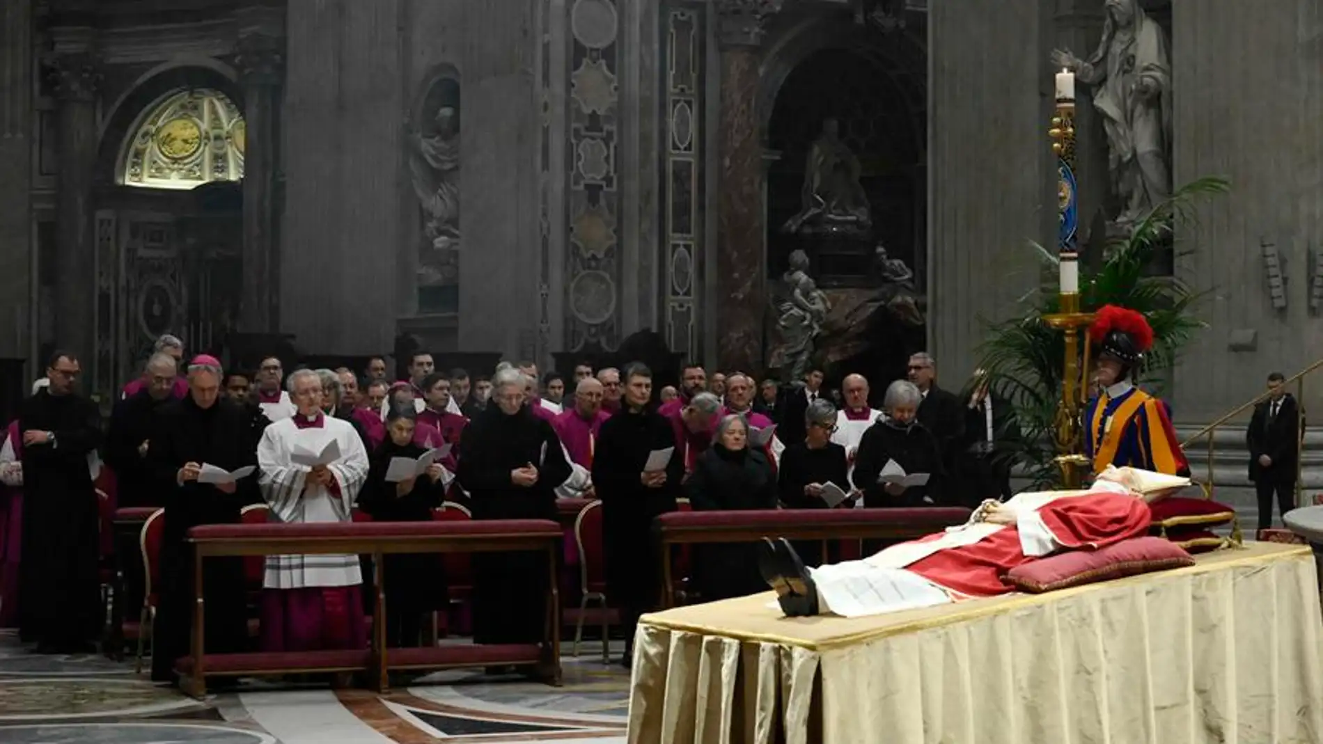 La Reina Sofía y el ministro Bolaños asistirán al funeral de Benedicto XVI en el Vaticano