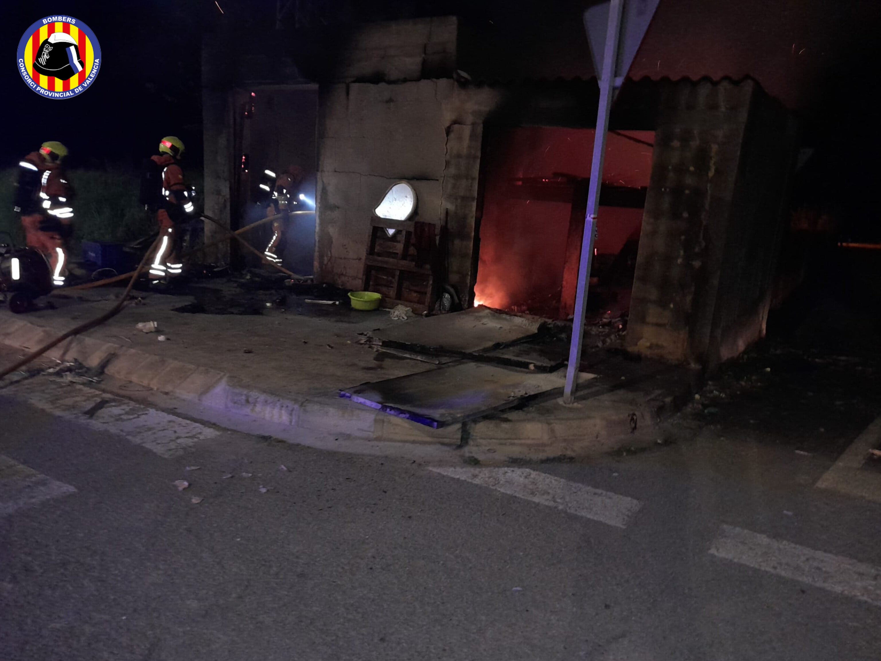 Bomberos encuentran a una persona fallecida en el incendio de una caseta en Alzira Bomberos encuentran a una persona fallecida en el incendio de una caseta en Alzira