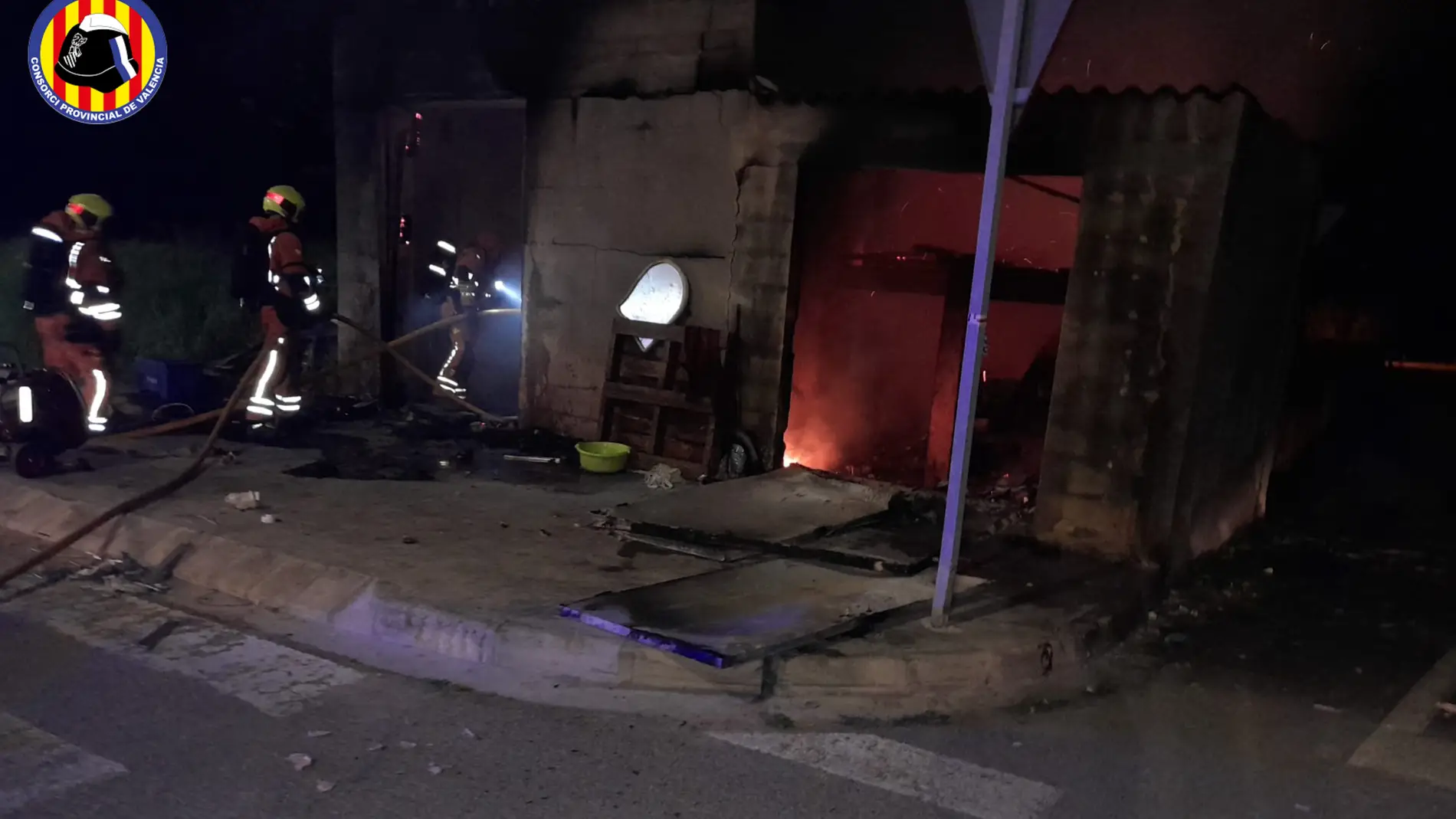 Bomberos encuentran a una persona fallecida en el incendio de una caseta en Alzira