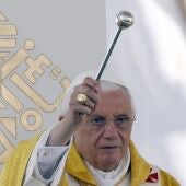 El papa Benedicto XVI bendice con el hisopo al comienzo de la misa de clausura de la XXVI Jornada Mundial de la Juventud, en agosto de 2011 en Madrid.