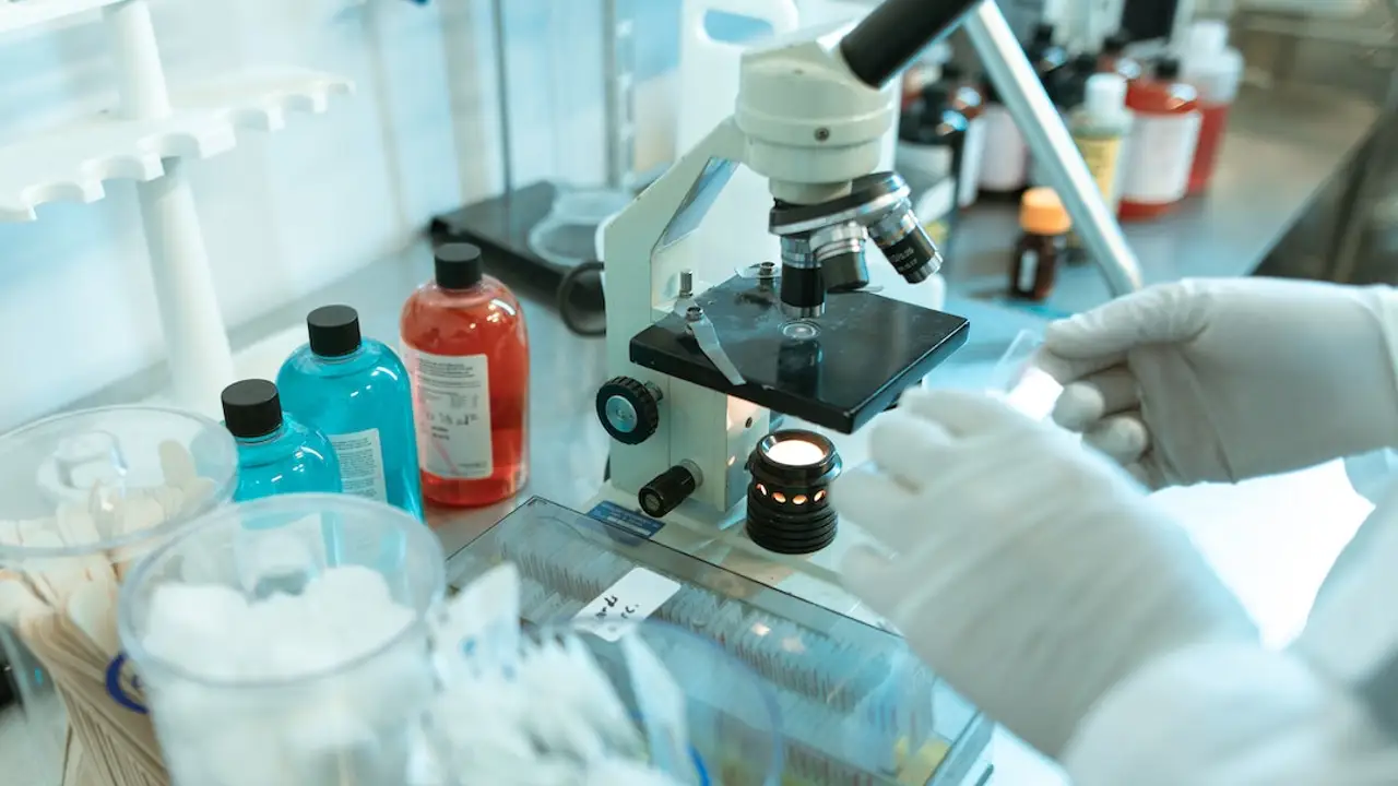 Imagen de archivo de un investigador científico con un microscopio Imagen de archivo de un investigador científico con un microscopio