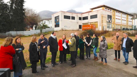 Asistentes a la inauguraci&oacute;n de las obras