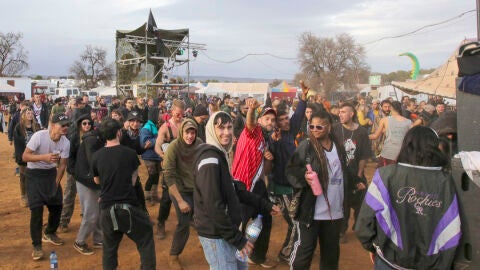  Varios asistentes en el recinto donde se celebra la fiesta rave ilegal de La Peza (Granada)