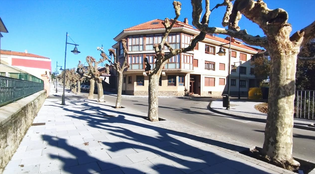 El Ayuntamiento de Llanes finaliza las obras de reforma de las aceras de la Avenida San Pedro El Ayuntamiento de Llanes finaliza las obras de reforma de las aceras de la Avenida San Pedro