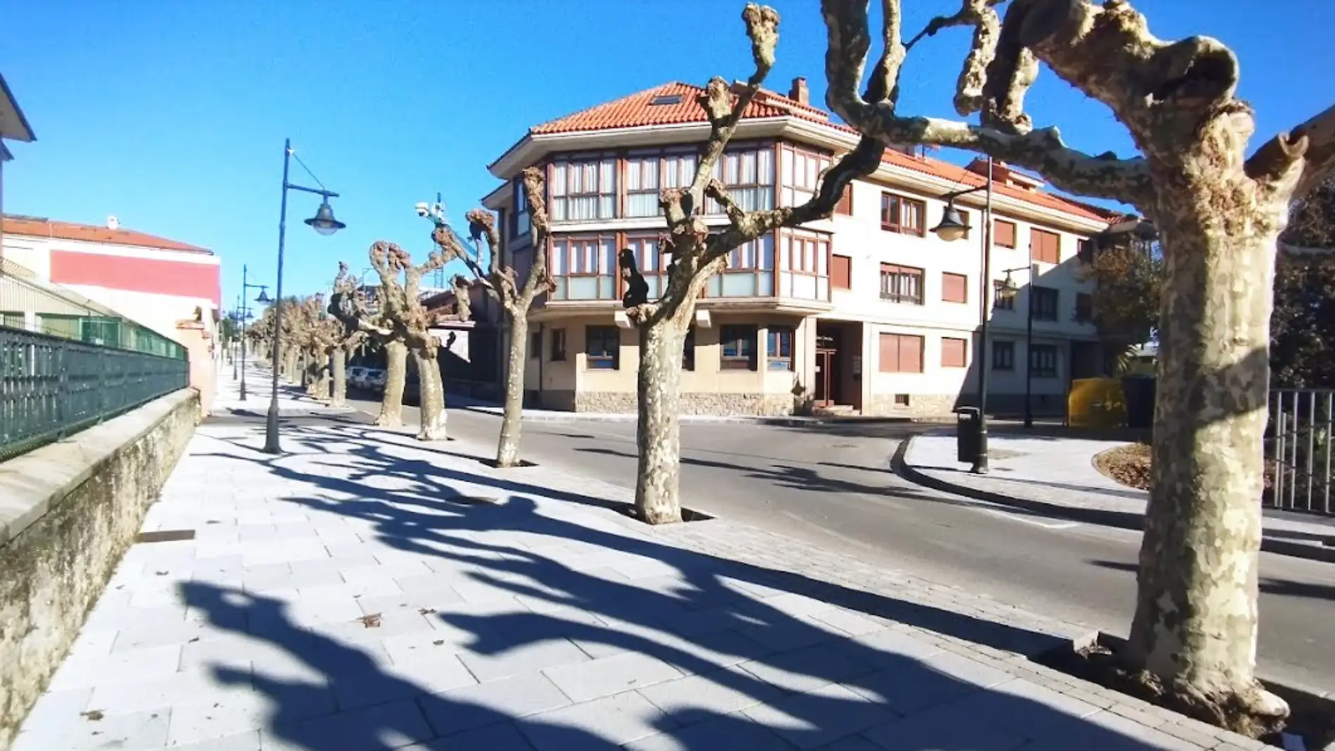 El Ayuntamiento de Llanes finaliza las obras de reforma de las aceras de la Avenida San Pedro