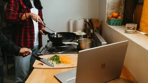 Dos personas cocinando Territorio comanche: ¿por qué las cocinas son ahora más pequeñas?
