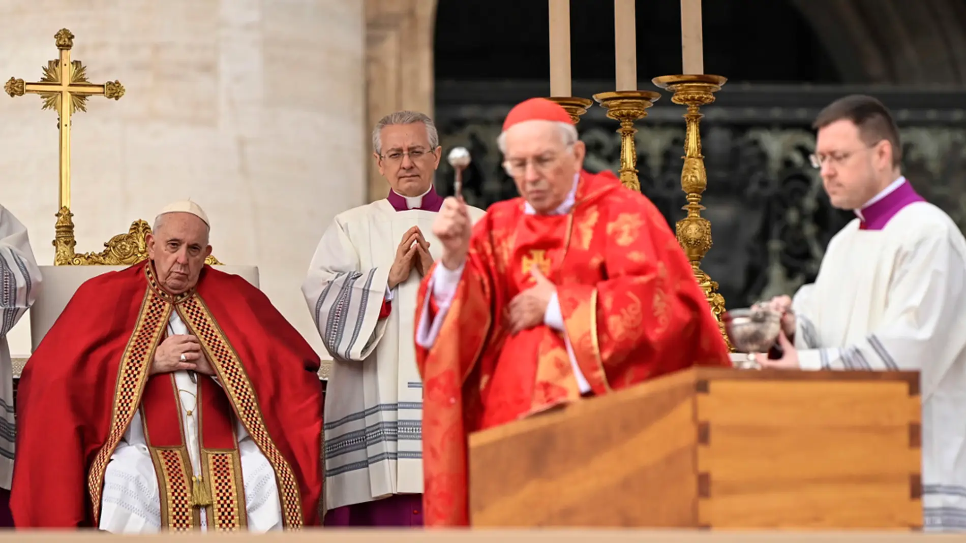 Los restos mortales de Benedicto XVI descansan ya en las Grutas Vaticanas |  Onda Cero Radio