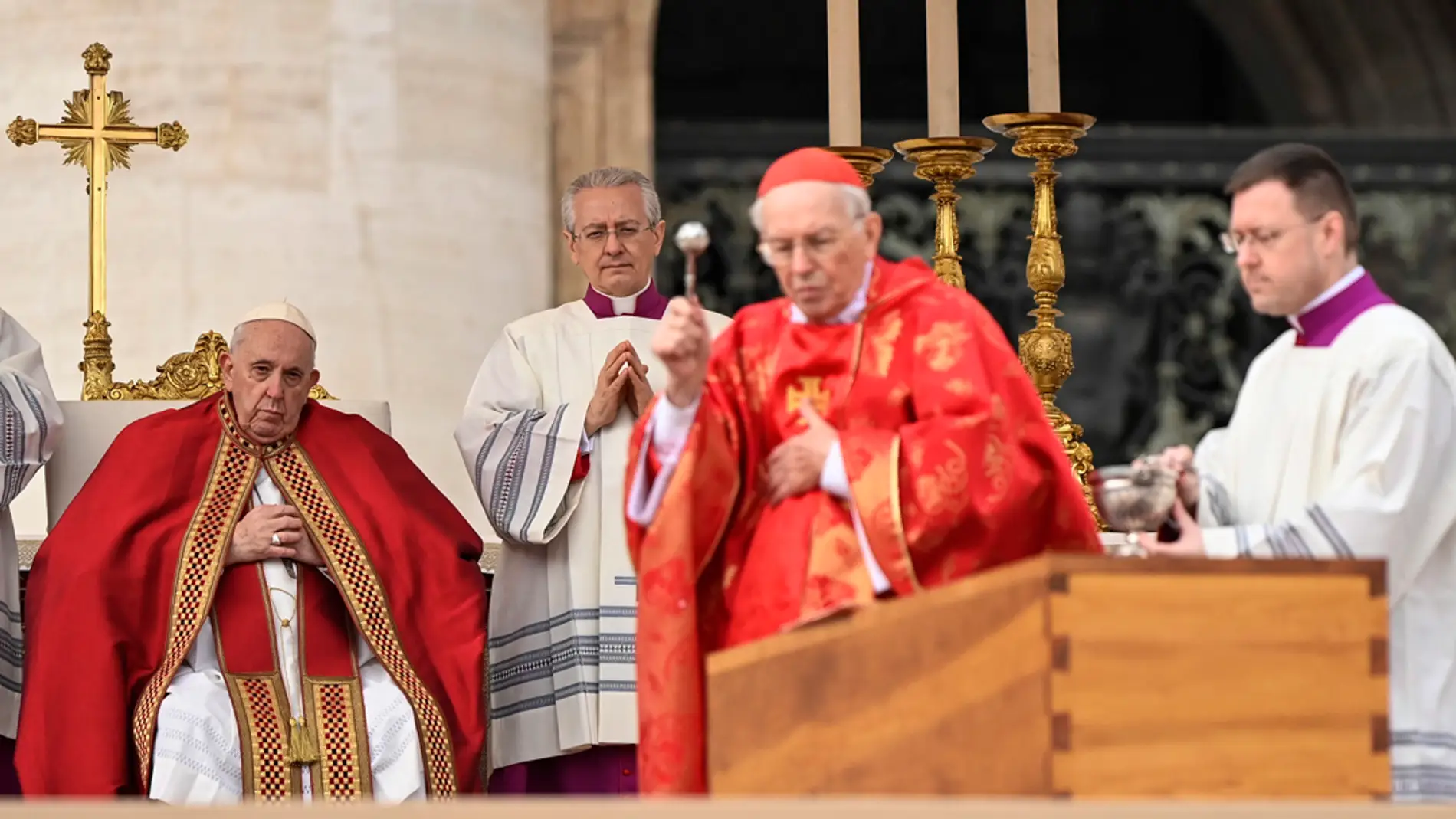 El Papa Francisco durante la bendición del féretro del Papa emérito Benedicto XVI en la Plaza de San Pedro, Ciudad del Vaticano.