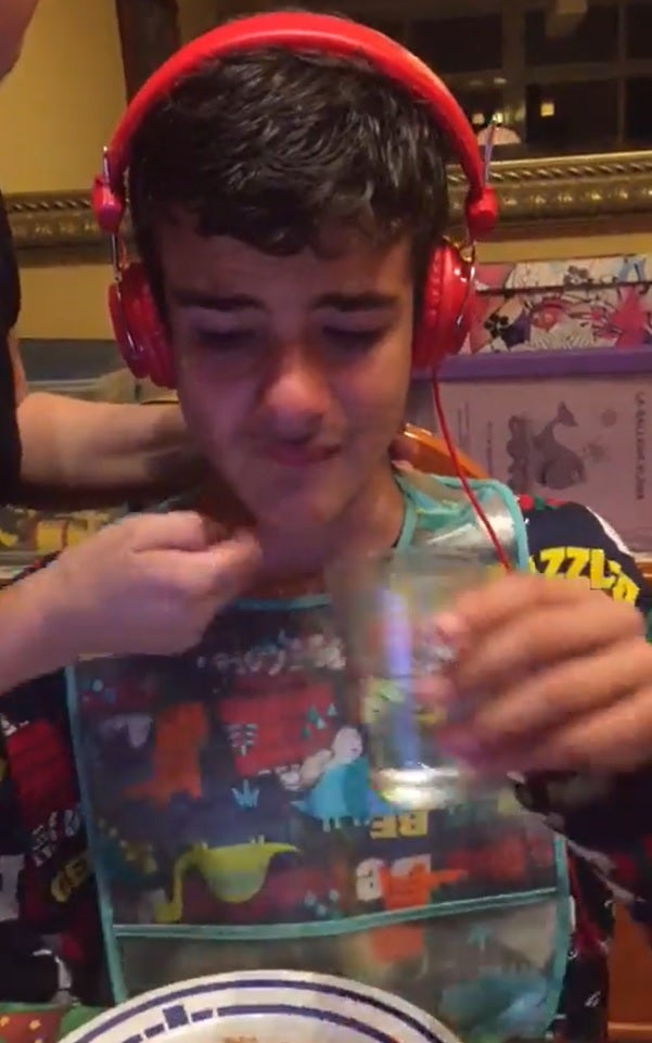 El sufrimiento de un niño autista por los petardos, denunciado por su hermana: "Esta es su realidad cada año" El sufrimiento de un niño autista por los petardos, denunciado por su hermana: "Esta es su realidad cada año"