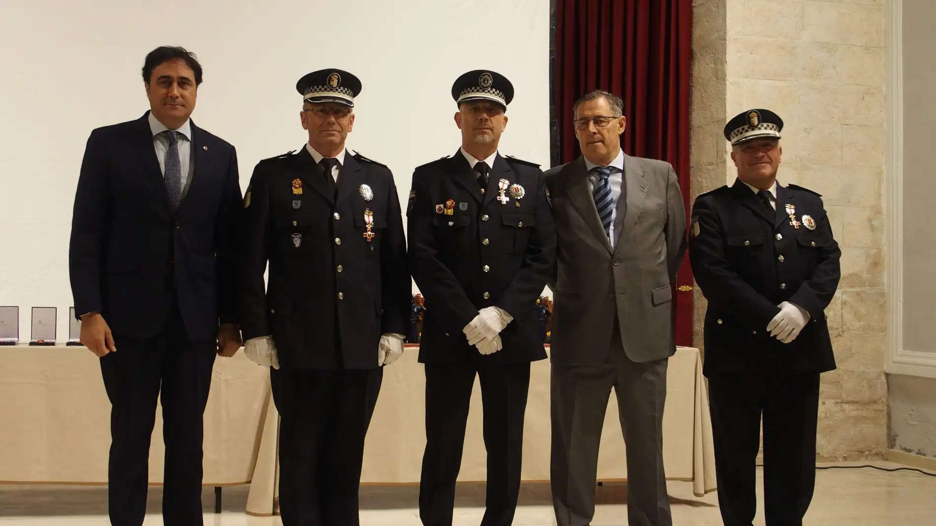 Muñoz, en el centro de la imagen, en 2018 cuando obtuvo una medalla al mérito profesional como Subinspector de la Policía Local de Cuenca