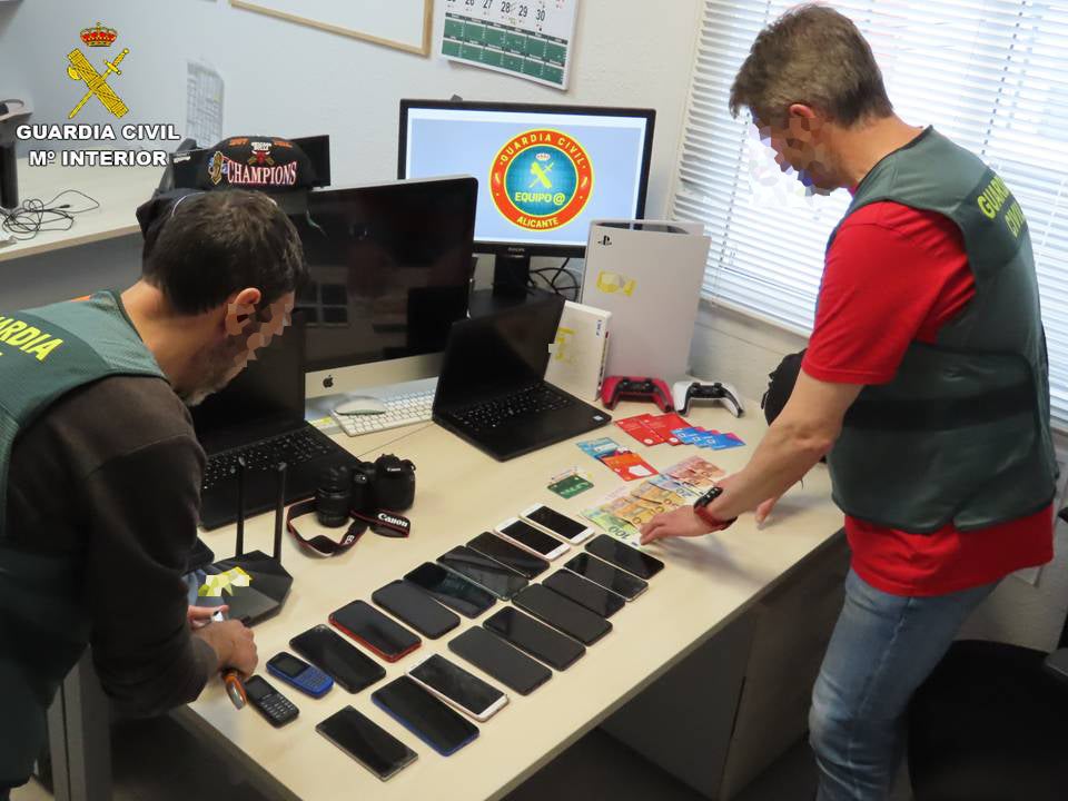 La Guardia Civil detiene a 24 detenidos que actuaban como 'mulas' de una red de estafadores La Guardia Civil detiene a 24 detenidos que actuaban como 'mulas' de una red de estafadores