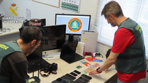 La Guardia Civil detiene a 24 detenidos que actuaban como 'mulas' de una red de estafadores