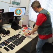 La Guardia Civil detiene a 24 detenidos que actuaban como 'mulas' de una red de estafadores La Guardia Civil detiene a 24 detenidos que actuaban como 'mulas' de una red de estafadores