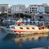 Una embarcación pesquera en el puerto de Ciutadella. 