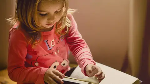 Una niño leyendo un libro Territorio comanche: ¿cuáles son los libros favoritos para los niños?