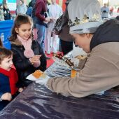 La ciudad de Badajoz reparte 850 roscones de reyes en el Paseo de San Francisco