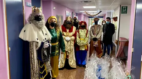 Los Reyes Magos visitan el Hospital Vega Baja para recoger sus deseos y entregarles regalos reyes
