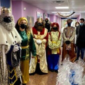 Los Reyes Magos visitan el Hospital Vega Baja para recoger sus deseos y entregarles regalos     