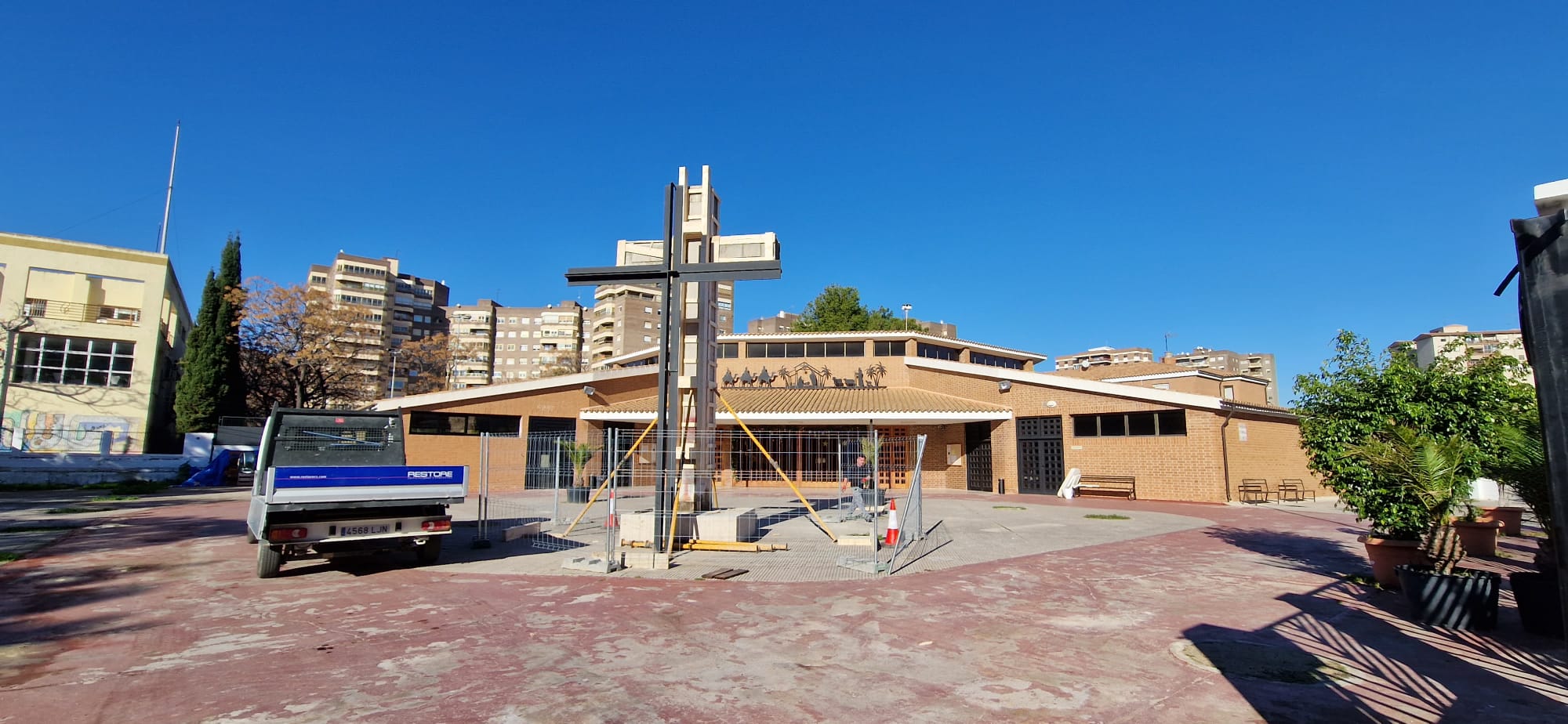 La cruz de Ribalta ya luce en su nuevo emplazamiento de Rafalafena La cruz de Ribalta ya luce en su nuevo emplazamiento de Rafalafena