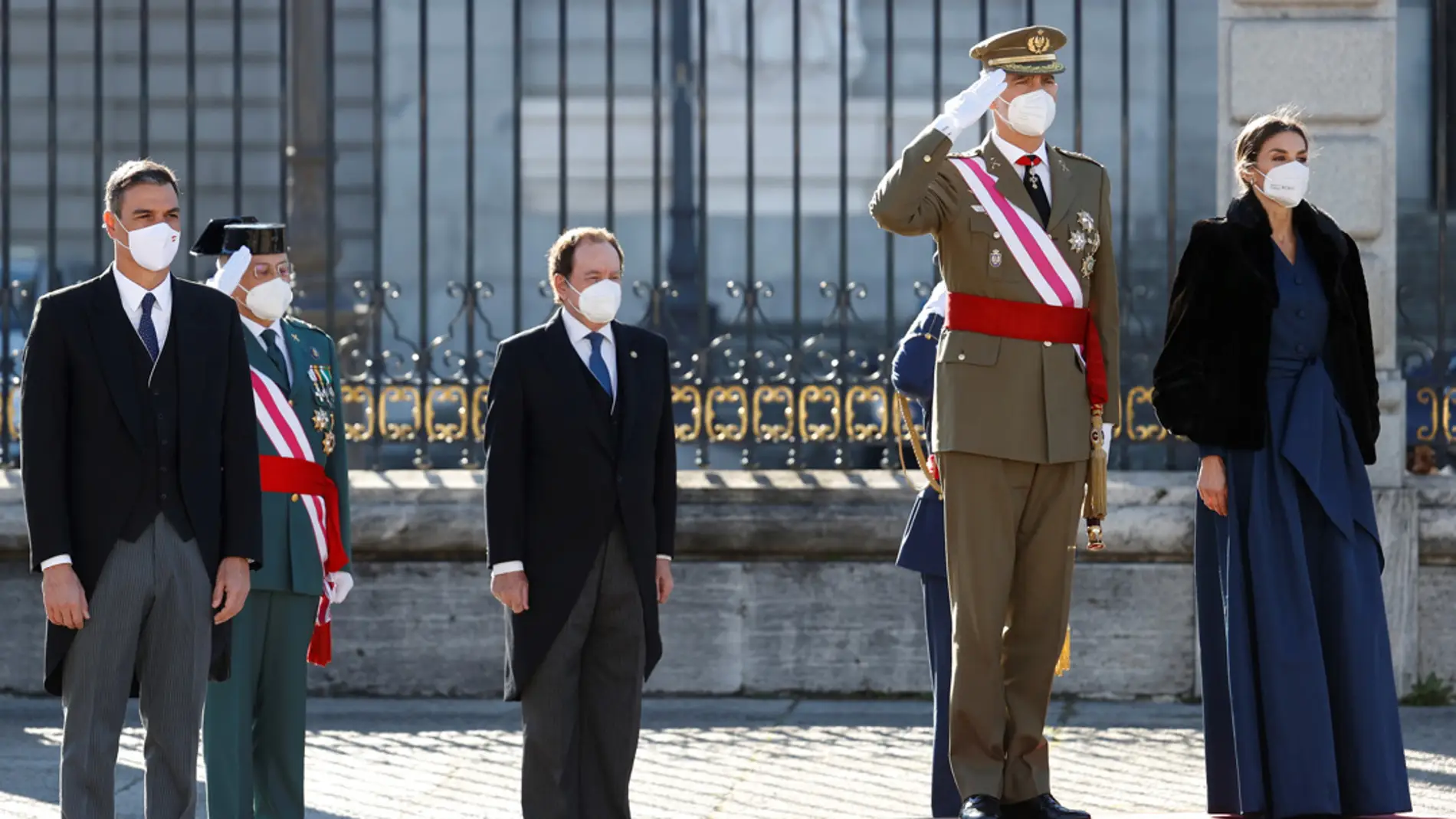 Imagen de archivo de los reyes de España, Felipe VI y Letizia, acompañados por el presidente del Gobierno, Pedro Sánchez, durante la Pascua Militar del 2022