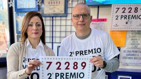 Gerentes de la administración de lotería número 4 de Crevillent con el cartel acreditativo de la venta del segundo premio. Gerentes de la administración de lotería número 4 de Crevillent con el cartel acreditativo de la venta del segundo premio.